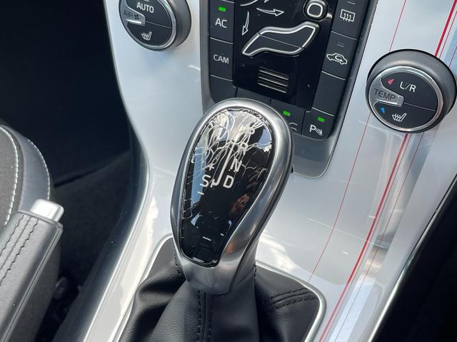 V40 T4 SE ナビ TV バックカメラ ETC センターコートアルミニウムパネル シートヒーター 衝突軽減ブレーキ レーンキープアシスト アダプティブクルーズコントロール ドライバーアラート ブラインドスポット(45枚目)