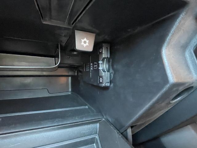 V40 T4 SE ナビ TV バックカメラ ETC センターコートアルミニウムパネル シートヒーター 衝突軽減ブレーキ レーンキープアシスト アダプティブクルーズコントロール ドライバーアラート ブラインドスポット(53枚目)