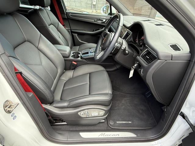 マカン マカン 走行9200kmワンオーナー PC記録簿 19インチアルミホイール レザーシート メモリー機能付き14wayパワーシート レッドシートベルト オートマチックテールゲート 純正PCMナビ バックモニター(12枚目)