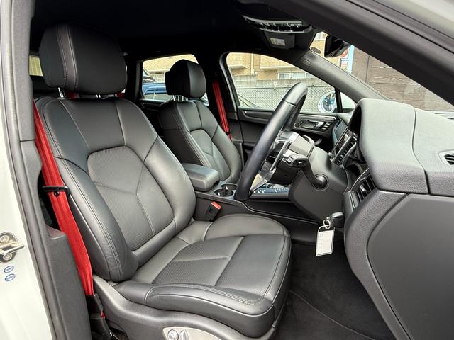 マカン マカン 走行9200kmワンオーナー PC記録簿 19インチアルミホイール レザーシート メモリー機能付き14wayパワーシート レッドシートベルト オートマチックテールゲート 純正PCMナビ バックモニター(14枚目)