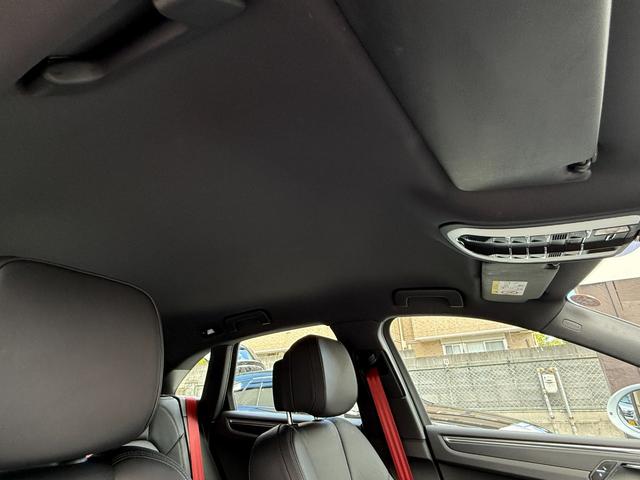 マカン マカン 走行9200kmワンオーナー PC記録簿 19インチアルミホイール レザーシート メモリー機能付き14wayパワーシート レッドシートベルト オートマチックテールゲート 純正PCMナビ バックモニター(15枚目)