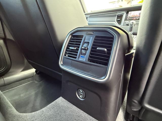 マカン マカン 走行9200kmワンオーナー PC記録簿 19インチアルミホイール レザーシート メモリー機能付き14wayパワーシート レッドシートベルト オートマチックテールゲート 純正PCMナビ バックモニター(19枚目)