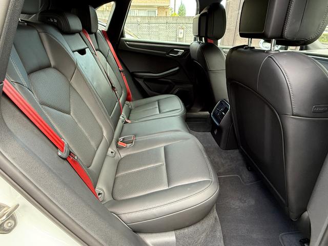 マカン マカン 走行9200kmワンオーナー PC記録簿 19インチアルミホイール レザーシート メモリー機能付き14wayパワーシート レッドシートベルト オートマチックテールゲート 純正PCMナビ バックモニター(20枚目)