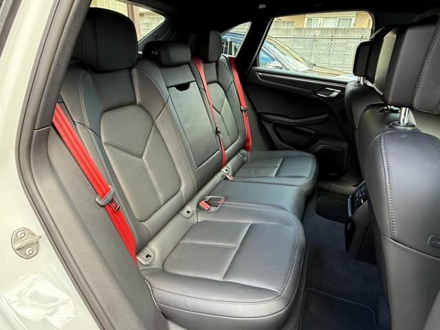 マカン マカン 走行9200kmワンオーナー PC記録簿 19インチアルミホイール レザーシート メモリー機能付き14wayパワーシート レッドシートベルト オートマチックテールゲート 純正PCMナビ バックモニター(22枚目)