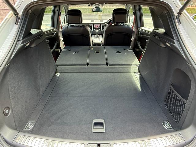 マカン マカン 走行9200kmワンオーナー PC記録簿 19インチアルミホイール レザーシート メモリー機能付き14wayパワーシート レッドシートベルト オートマチックテールゲート 純正PCMナビ バックモニター(27枚目)