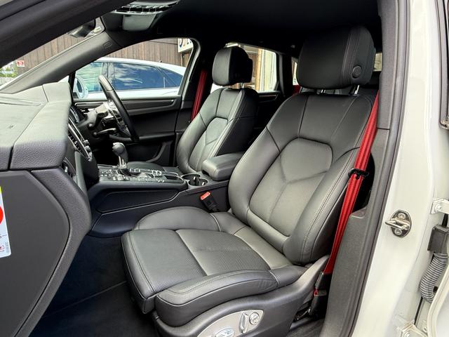 マカン マカン 走行9200kmワンオーナー PC記録簿 19インチアルミホイール レザーシート メモリー機能付き14wayパワーシート レッドシートベルト オートマチックテールゲート 純正PCMナビ バックモニター(38枚目)