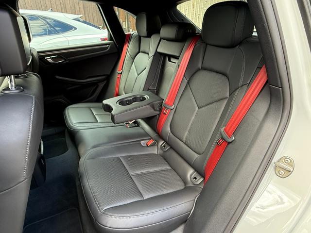 マカン マカン 走行9200kmワンオーナー PC記録簿 19インチアルミホイール レザーシート メモリー機能付き14wayパワーシート レッドシートベルト オートマチックテールゲート 純正PCMナビ バックモニター(41枚目)