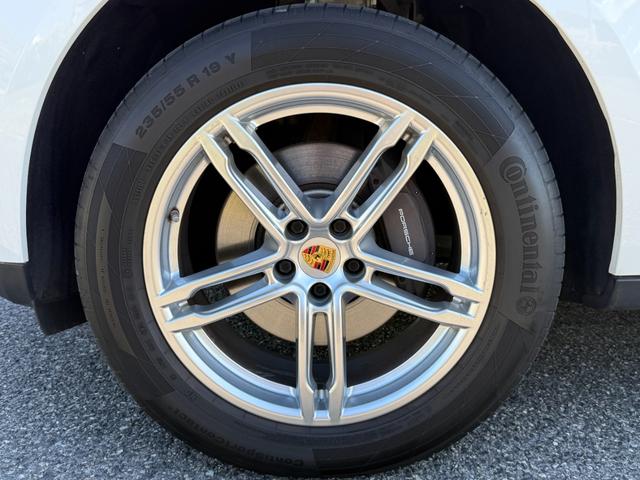 マカン マカン 走行9200kmワンオーナー PC記録簿 19インチアルミホイール レザーシート メモリー機能付き14wayパワーシート レッドシートベルト オートマチックテールゲート 純正PCMナビ バックモニター(47枚目)