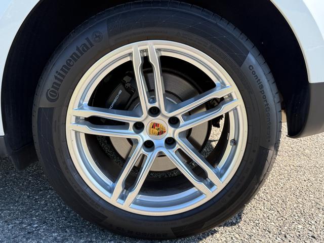 マカン マカン 走行9200kmワンオーナー PC記録簿 19インチアルミホイール レザーシート メモリー機能付き14wayパワーシート レッドシートベルト オートマチックテールゲート 純正PCMナビ バックモニター(48枚目)