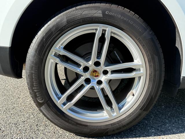 マカン マカン 走行9200kmワンオーナー PC記録簿 19インチアルミホイール レザーシート メモリー機能付き14wayパワーシート レッドシートベルト オートマチックテールゲート 純正PCMナビ バックモニター(50枚目)