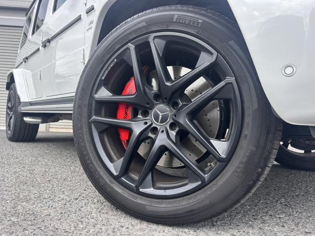 Ｇクラス Ｇ６３　ＡＭＧカーボンファイバーエクステリアパッケージ　ＡＭＧナイトパッケージ　ガラススライディングルーフ　ナッパレザー　エナジャイジングパッケージプラス　ドライビングアシスタンスパッケージ　認中二年保証（12枚目）