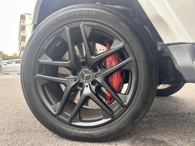 Ｇクラス Ｇ６３　ＡＭＧカーボンファイバーエクステリアパッケージ　ＡＭＧナイトパッケージ　ガラススライディングルーフ　ナッパレザー　エナジャイジングパッケージプラス　ドライビングアシスタンスパッケージ　認中二年保証（15枚目）