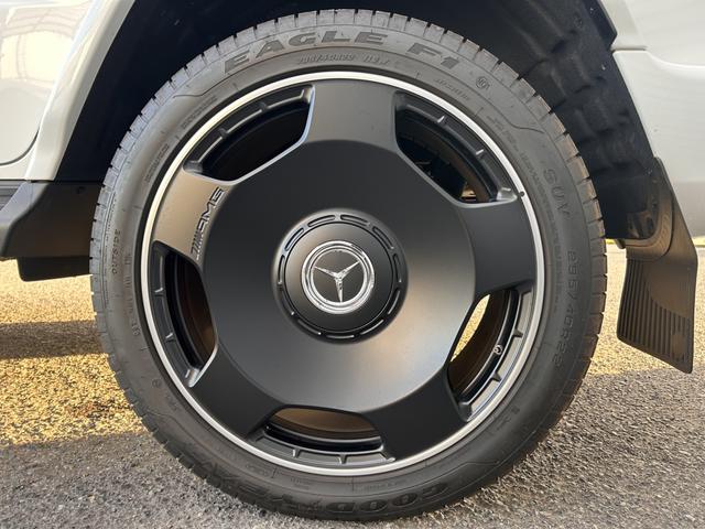 Gクラス G63 AMGカーボンファイバーエクステリアパッケージ マヌファクトゥーアプログラムプラス マヌファクトゥーアインテリアパッケージ  ナッパレザー ブルメスターサラウンドサウンドシステム 1オーナー(14枚目)