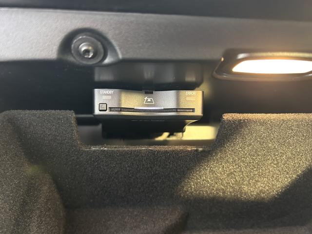 Gクラス G63 AMGカーボンファイバーエクステリアパッケージ マヌファクトゥーアプログラムプラス マヌファクトゥーアインテリアパッケージ  ナッパレザー ブルメスターサラウンドサウンドシステム 1オーナー(27枚目)