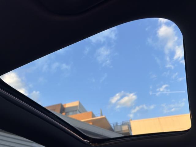 GLAクラス GLA200d 4マチック AMGラインパッケージ パノラミックスライディングルーフ 全周囲カメラ ドライビングアシスタンスパッケージ アンビエントライト64色 メモリー付パワーシート シートヒーター LEDハイパフォーマンスヘッドライト 新車保証継承(18枚目)