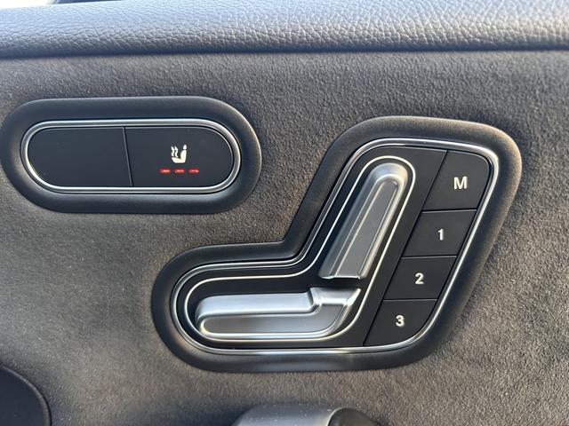 メルセデス・ベンツの定める厳しい基準をクリアしたお車のみをご案内させて頂きます。納車前整備はメーカー規定に基づき最大１００項目にも及ぶ点検を熟練のメカニックによって行いご納車させて頂きます。