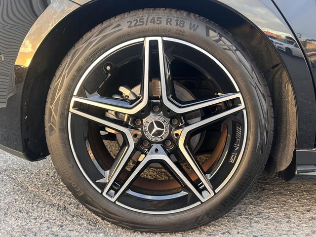 メルセデス・ベンツの定める厳しい基準をクリアしたお車のみをご案内させて頂きます。納車前整備はメーカー規定に基づき最大１００項目にも及ぶ点検を熟練のメカニックによって行いご納車させて頂きます。