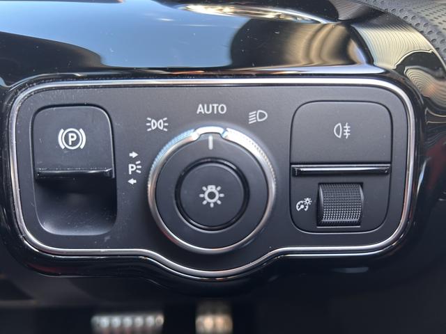 Aクラスセダン レザーエクスクルーシブパッケージ パノラミックスライディングルーフ レーダーセーフティパッケージ レザーシート メモリー付パワーシート LEDヘッドライト ワイヤレスチャージング 認定中古車二年保証(22枚目)