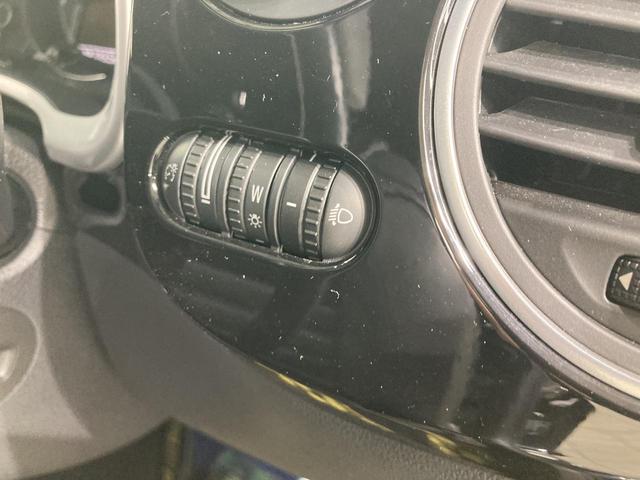 ザ・ビートル Ｒラインマイスター　クルーズコントロール付き　パドルシフト　障害物センサー　純正ナビ　レザーシート　シートヒーター　ブレーキアシスト　１８インチアルミホイール　フォグランプ　ＴＶフルセグ　バックカメラ　ブレーキアシスト（70枚目）