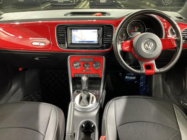 ザ・ビートル デザイン クルーズコントロール バックカメラ 17インチアルミホイホール HIDヘッドライト 純正ナビ プッシュスタート スマートスタートシステム デザイン専用インテリア(3枚目)