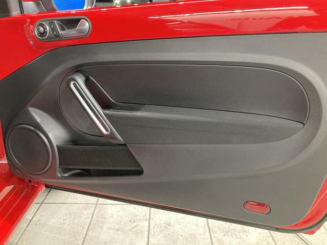 ザ・ビートル デザイン クルーズコントロール バックカメラ 17インチアルミホイホール HIDヘッドライト 純正ナビ プッシュスタート スマートスタートシステム デザイン専用インテリア(30枚目)