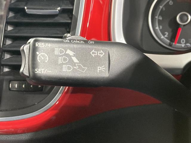 ザ・ビートル デザイン クルーズコントロール バックカメラ 17インチアルミホイホール HIDヘッドライト 純正ナビ プッシュスタート スマートスタートシステム デザイン専用インテリア(50枚目)