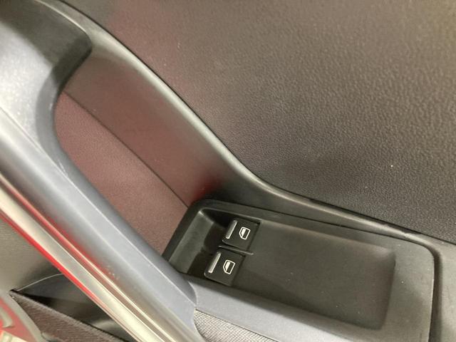 ザ・ビートル デザイン クルーズコントロール バックカメラ 17インチアルミホイホール HIDヘッドライト 純正ナビ プッシュスタート スマートスタートシステム デザイン専用インテリア(55枚目)