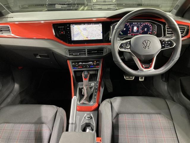 ポロＧＴＩ ベースグレード　トラベルアシスト　デジタルメーター　１８インチアルミホイール　レーンキープアシスト　ＩＱ．ＬＩＧＨＴ　前後コーナーセンサー　純正ナビ　バックカメラ　スマートキー　認定中古車（3枚目）