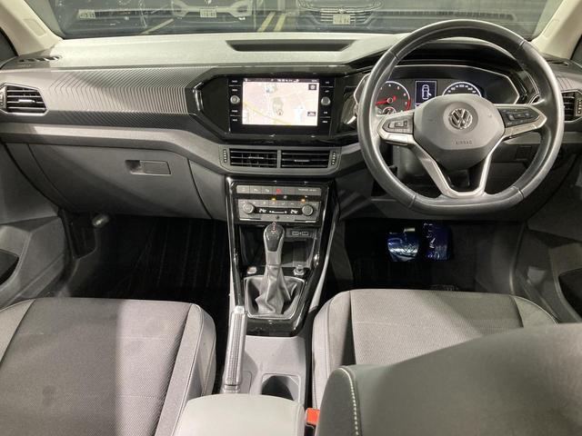 Ｔ－クロス ＴＳＩ　１ｓｔプラス　ＡＣＣ　レーンキープアシスト　バックカメラ　純正ナビ　パークアシスト　デイライト　ブラインドスポットディテクション　ＬＥＤヘッドライト　スマートフォンワイヤレスチャージング　スマートキー　認定中古車（3枚目）