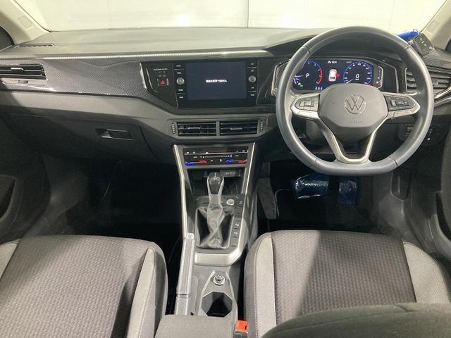 ポロ ＴＳＩアクティブ　トラベルアシスト　バックカメラ　純正ナビ　１５インチアルミホイール　障害物センサー　衝突安全ボディ　レーンキープアシスト　ワイヤレス充電　ＬＥＤヘッドライト　リアフォグランプ　オートライト（3枚目）