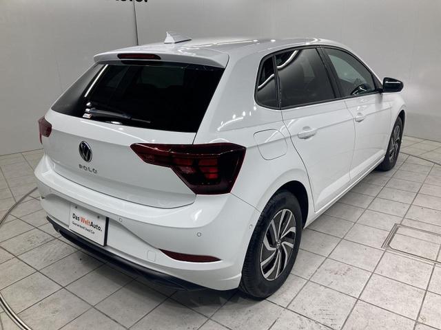 ポロ ＴＳＩアクティブ　トラベルアシスト　バックカメラ　純正ナビ　１５インチアルミホイール　障害物センサー　衝突安全ボディ　レーンキープアシスト　ワイヤレス充電　ＬＥＤヘッドライト　リアフォグランプ　オートライト（15枚目）