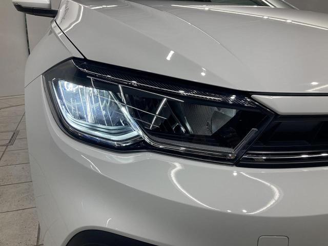 ポロ ＴＳＩアクティブ　トラベルアシスト　バックカメラ　純正ナビ　１５インチアルミホイール　障害物センサー　衝突安全ボディ　レーンキープアシスト　ワイヤレス充電　ＬＥＤヘッドライト　リアフォグランプ　オートライト（24枚目）