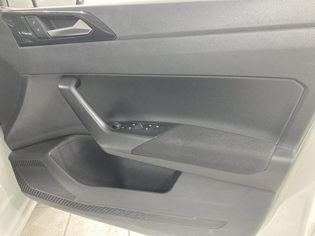 ポロ ＴＳＩアクティブ　トラベルアシスト　バックカメラ　純正ナビ　１５インチアルミホイール　障害物センサー　衝突安全ボディ　レーンキープアシスト　ワイヤレス充電　ＬＥＤヘッドライト　リアフォグランプ　オートライト（28枚目）