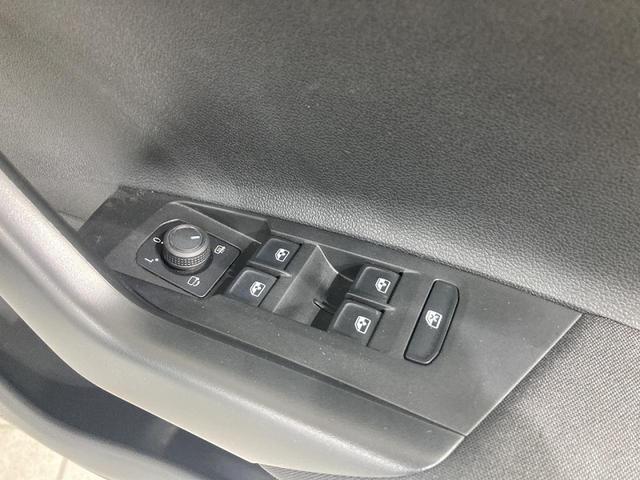 ポロ ＴＳＩアクティブ　トラベルアシスト　バックカメラ　純正ナビ　１５インチアルミホイール　障害物センサー　衝突安全ボディ　レーンキープアシスト　ワイヤレス充電　ＬＥＤヘッドライト　リアフォグランプ　オートライト（39枚目）