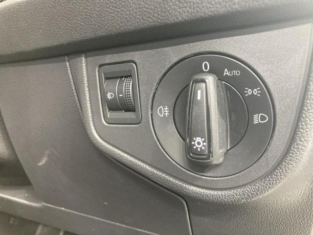 ポロ ＴＳＩアクティブ　トラベルアシスト　バックカメラ　純正ナビ　１５インチアルミホイール　障害物センサー　衝突安全ボディ　レーンキープアシスト　ワイヤレス充電　ＬＥＤヘッドライト　リアフォグランプ　オートライト（46枚目）