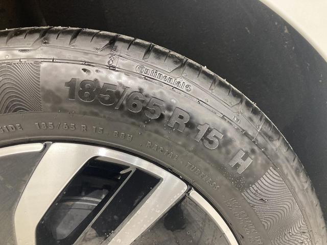 ポロ ＴＳＩアクティブ　トラベルアシスト　バックカメラ　純正ナビ　１５インチアルミホイール　障害物センサー　衝突安全ボディ　レーンキープアシスト　ワイヤレス充電　ＬＥＤヘッドライト　リアフォグランプ　オートライト（64枚目）