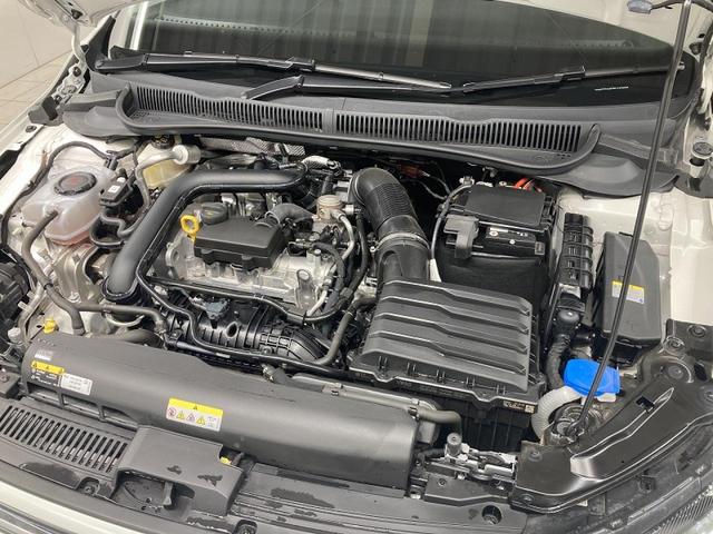 ポロ ＴＳＩアクティブ　トラベルアシスト　バックカメラ　純正ナビ　１５インチアルミホイール　障害物センサー　衝突安全ボディ　レーンキープアシスト　ワイヤレス充電　ＬＥＤヘッドライト　リアフォグランプ　オートライト（69枚目）