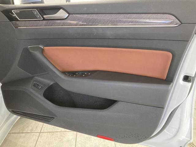 アルテオン ＴＳＩ　４モーション　エレガンス　ＤＹＮＡＵＤＩＯ　電動パノラマスライディングルーフ　ＤＣＣ　ＡＣＣ　レーンアシスト　アラウンドビューカメラ　コーナーセンサー　デジタルメーター　レザーシート　シートヒーター　パワーテールゲート（70枚目）