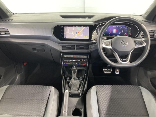 Ｔ－クロス ＴＳＩ　Ｒライン　トラベルアシスト　デジタルメーター　純正ナビ　バックカメラ　レーンキープアシスト　ブラインドスポットディテクション　パークアシスト　コーナーセンサー　スマートキー　認定中古車（3枚目）