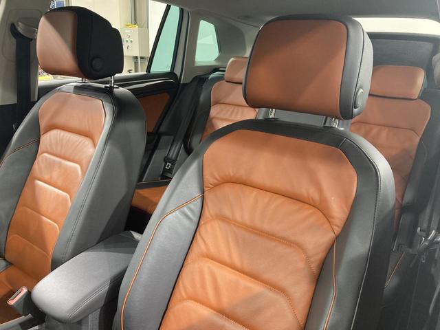ティグアン ディナウディオエディション 特別仕様車 レザーシート シートヒーター パドルシフト 電動パーキングブレーキ アラウンドビューカメラ 純正ナビ 19インチアルミ レーンアシスト パワーシート 電動リアゲート シルバールーフレール(9枚目)