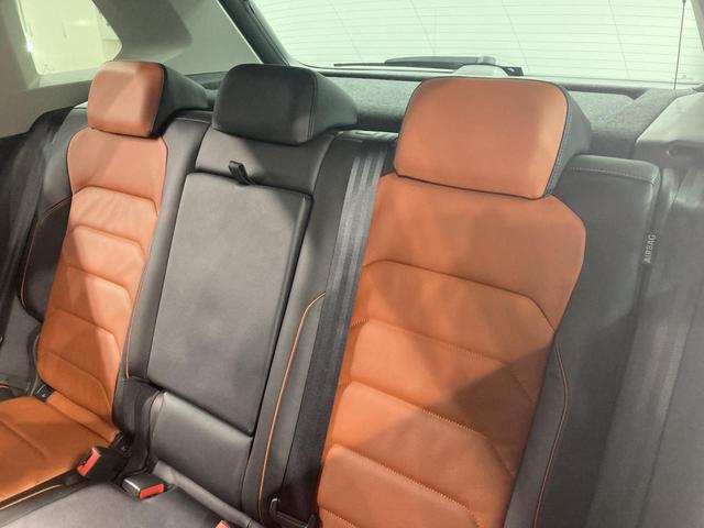 ティグアン ディナウディオエディション 特別仕様車 レザーシート シートヒーター パドルシフト 電動パーキングブレーキ アラウンドビューカメラ 純正ナビ 19インチアルミ レーンアシスト パワーシート 電動リアゲート シルバールーフレール(10枚目)