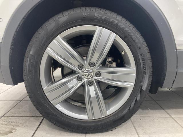 ティグアン ディナウディオエディション 特別仕様車 レザーシート シートヒーター パドルシフト 電動パーキングブレーキ アラウンドビューカメラ 純正ナビ 19インチアルミ レーンアシスト パワーシート 電動リアゲート シルバールーフレール(31枚目)