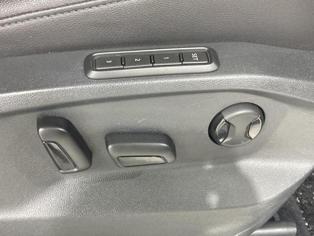 ティグアン ディナウディオエディション 特別仕様車 レザーシート シートヒーター パドルシフト 電動パーキングブレーキ アラウンドビューカメラ 純正ナビ 19インチアルミ レーンアシスト パワーシート 電動リアゲート シルバールーフレール(58枚目)