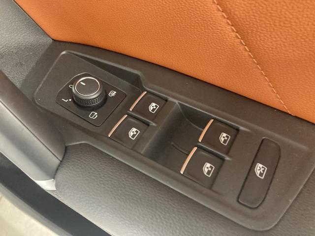 ティグアン ディナウディオエディション 特別仕様車 レザーシート シートヒーター パドルシフト 電動パーキングブレーキ アラウンドビューカメラ 純正ナビ 19インチアルミ レーンアシスト パワーシート 電動リアゲート シルバールーフレール(60枚目)