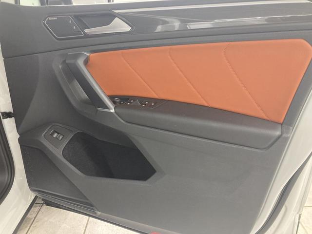 ティグアン ディナウディオエディション 特別仕様車 レザーシート シートヒーター パドルシフト 電動パーキングブレーキ アラウンドビューカメラ 純正ナビ 19インチアルミ レーンアシスト パワーシート 電動リアゲート シルバールーフレール(66枚目)