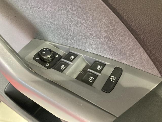 Ｔ－クロス ＴＳＩ　アクティブ　ＡＣＣ　バックカメラ　キーレスエントリー　後方死角検知機能　ブレーキアシスト　駐車支援システム　レーンアシスト　純正ナビ　１６インチアルミホイール　ＬＥＤヘッドライト　レザーシフトノブ（47枚目）