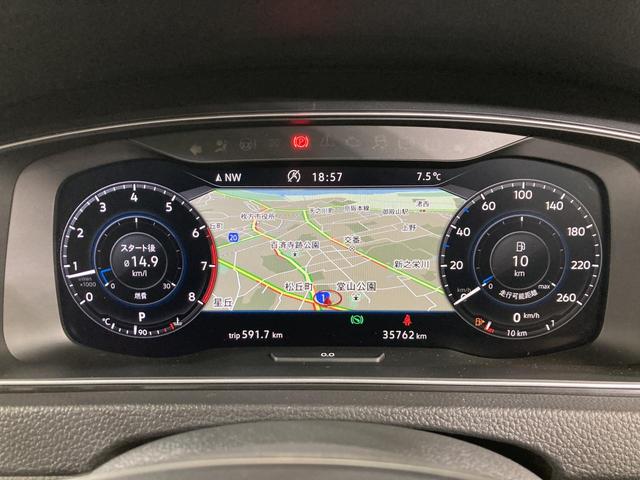 ゴルフ ＴＳＩコンフォートライン　マイスター　ＡＣＣ　オートホールド　純正ナビ　１７インチアルミホイール　パドルシフト　バックカメラ　レザーステイリング　障害物センサー　レーンアシスト　駐車支援システム　スマートエントリー　フォグランプ（7枚目）