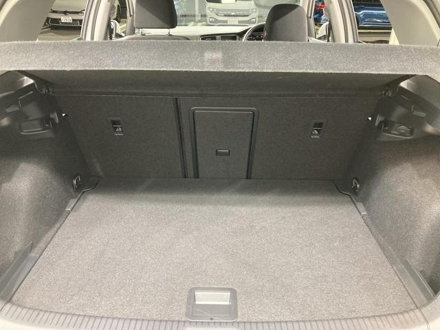 ゴルフ ＴＳＩコンフォートライン　マイスター　ＡＣＣ　オートホールド　純正ナビ　１７インチアルミホイール　パドルシフト　バックカメラ　レザーステイリング　障害物センサー　レーンアシスト　駐車支援システム　スマートエントリー　フォグランプ（11枚目）