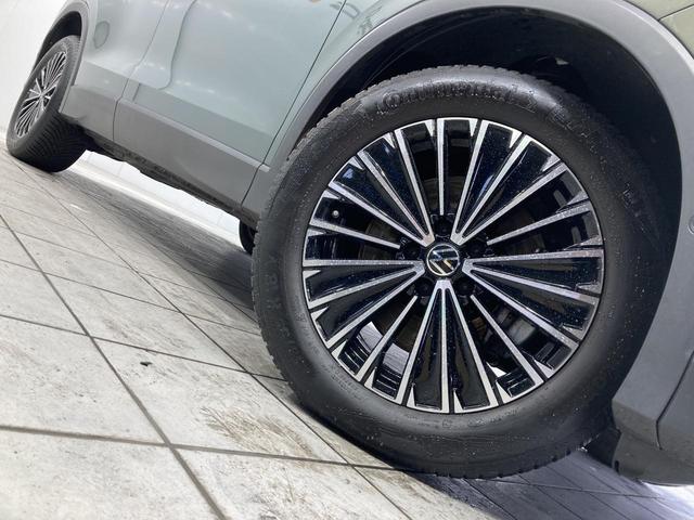 �������A���~���w�������������ă��f���ʂɃf�U�C������Ă��܂��B�����̃f�U�C���̓N���}�̈�ۂ�傫���ς��܂����A�O���[�h�̃C���[�W�ɍ����悤�ɍl�����Ă���܂��B�x