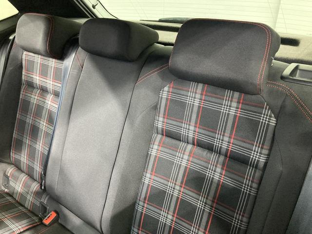 �`���̐ԃ`�F�b�N���V�[�g�ƃz�[���h���̍����X�|�[�c�V�[�g�͂f�s�h�̏؂ł��B�R�b�N�s�b�g�ɐ[�����|���A���銽�т������\���������B